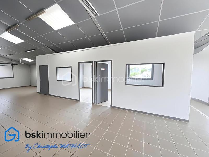 Entrepôt - 1 700 m² - 12 pièces