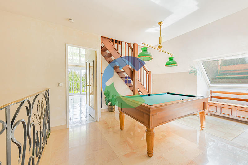 Maison - 215 m² - 8 pièces