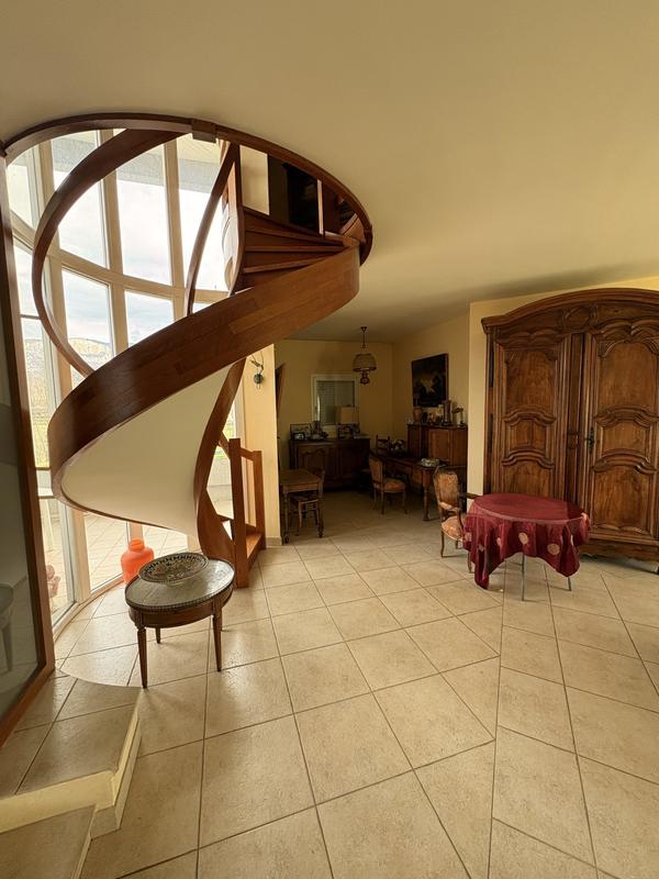 Maison - 305 m² - 7 pièces