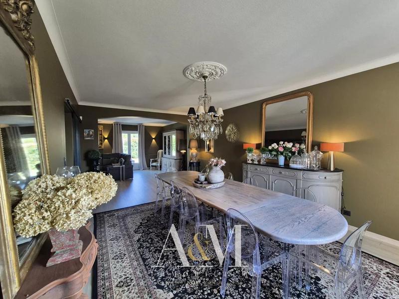 Maison - 195 m² - 9 pièces