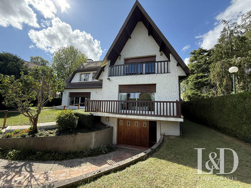 Maison - 236 m² - 7 pièces