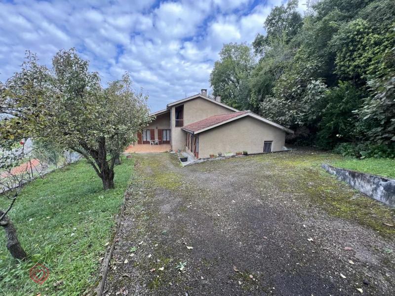 Maison - 221 m² - 8 pièces