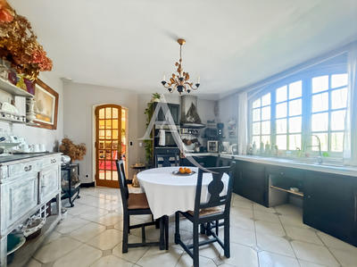 Maison - 180 m² - 7 pièces