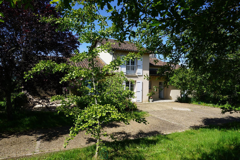 Maison - 219 m² - 9 pièces