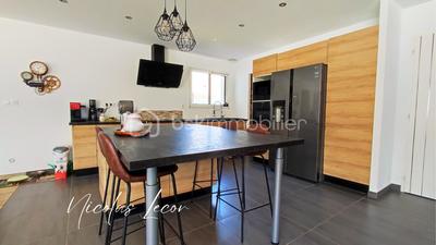 Propriété - 250 m² - 9 pièces