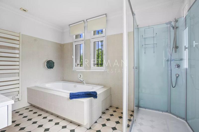 Villa - 248 m² - 8 pièces