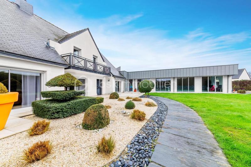 Maison - 305 m² - 8 pièces