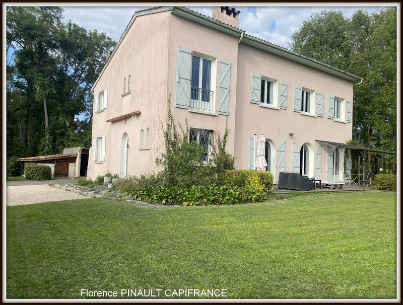 Maison - 219 m² - 8 pièces