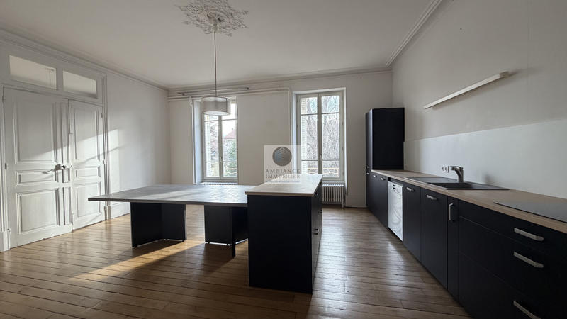 Appartement - 198 m² - 6 pièces