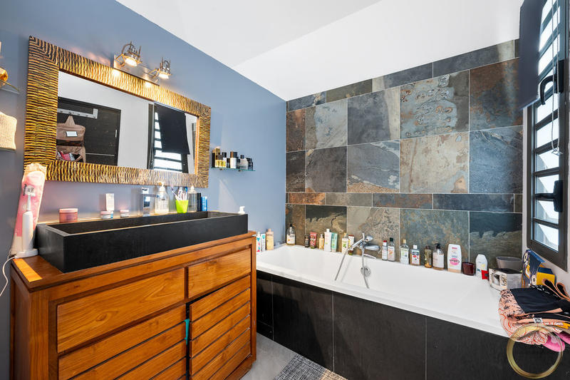 Maison - 230 m² - 8 pièces