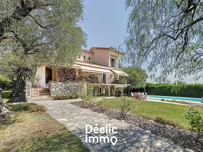 Maison - 256 m² - 8 pièces