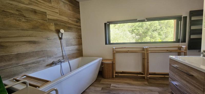 Maison - 230 m² - 8 pièces