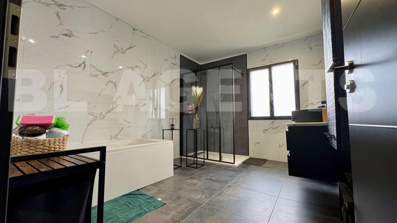 Pavillon - 140 m² - 5 pièces