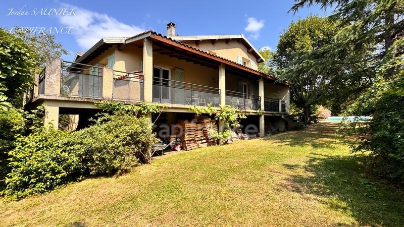 Maison - 230 m² - 10 pièces