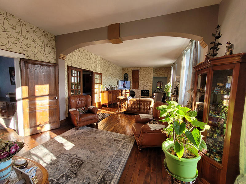 Maison - 244 m² - 8 pièces