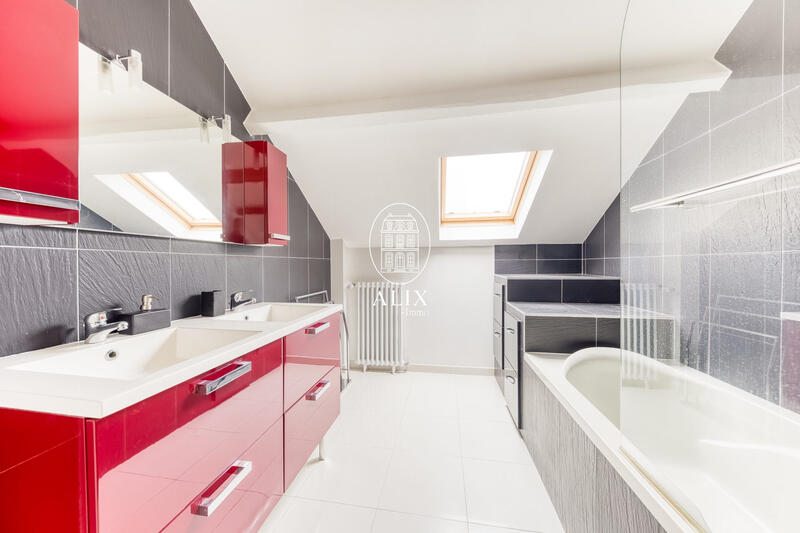 Maison traditionnelle - 246 m² - 8 pièces