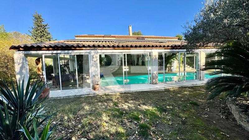 Maison - 217 m² - 7 pièces