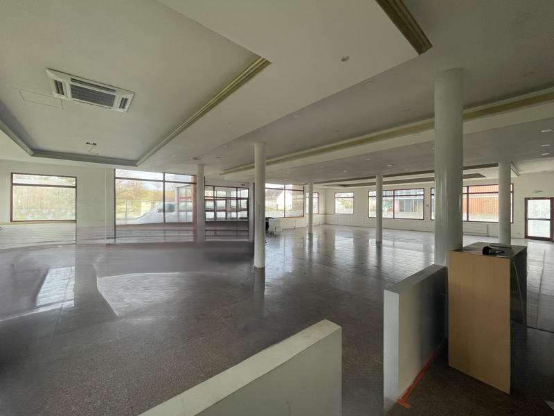 Local commercial - 744 m²