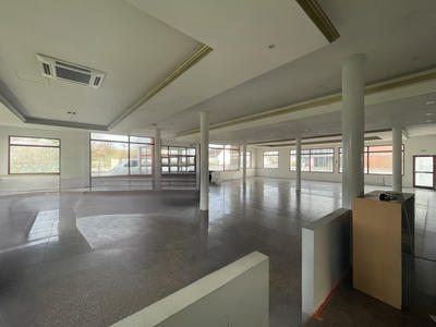 Local commercial - 744 m²