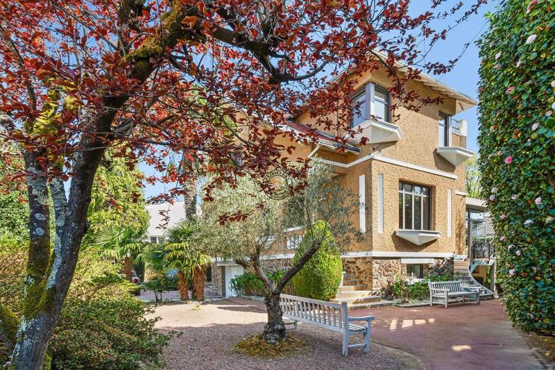 Demeure - 260 m² - 9 pièces