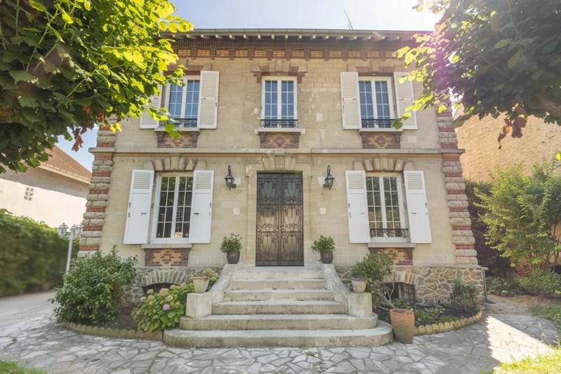 Maison - 250 m² - 7 pièces