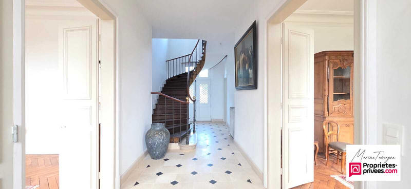 Maison - 403 m² - 11 pièces