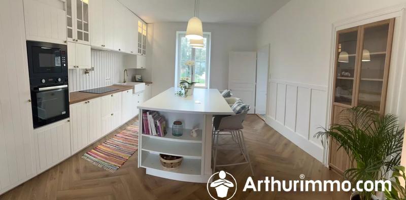 Maison - 220 m² - 8 pièces