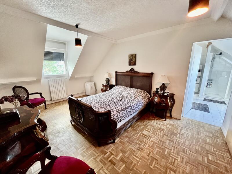 Maison traditionnelle - 197 m² - 7 pièces