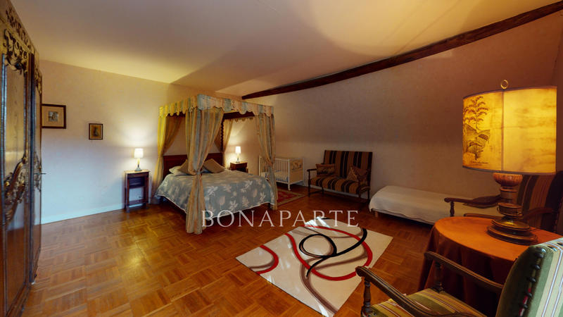 Maison - 1 140 m² - 35 pièces