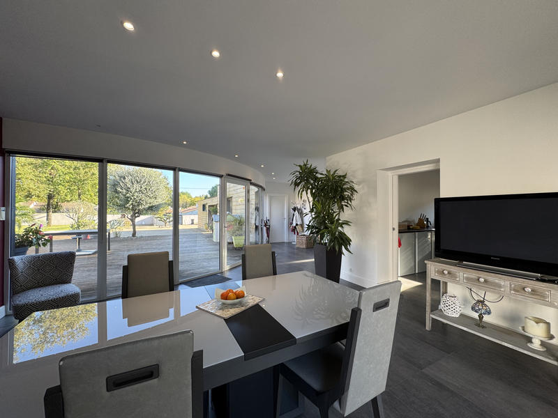 Maison - 290 m² - 9 pièces