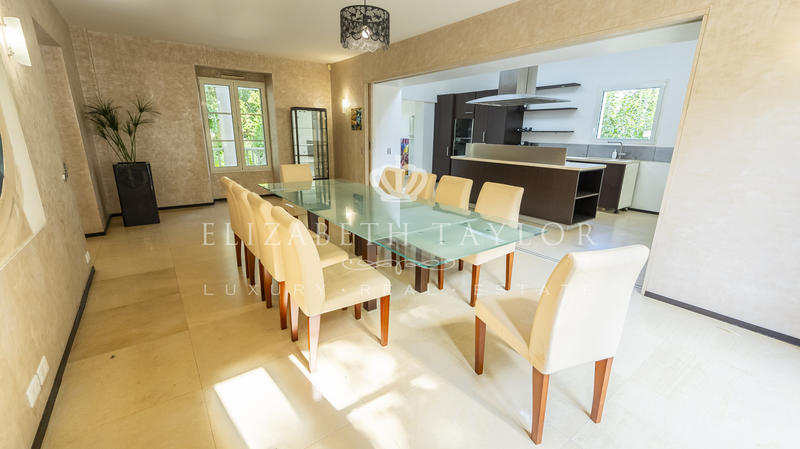 Propriété - 851 m² - 14 pièces