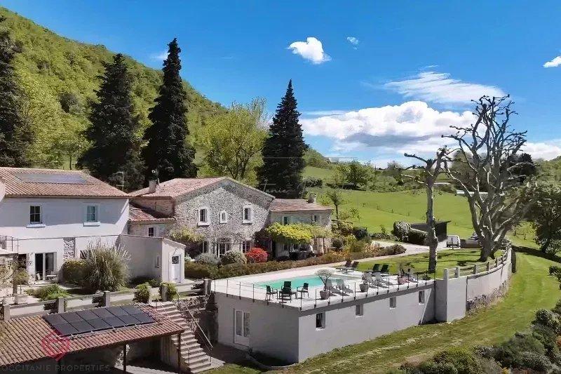 Propriété - 700 m² - 23 pièces