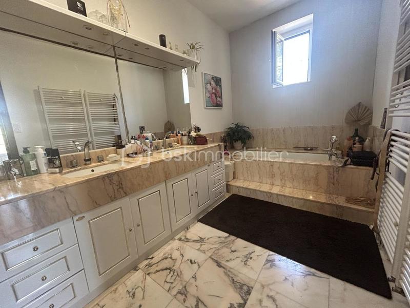 Propriété - 297 m² - 8 pièces