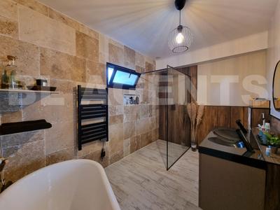 Maison traditionnelle - 200 m² - 8 pièces