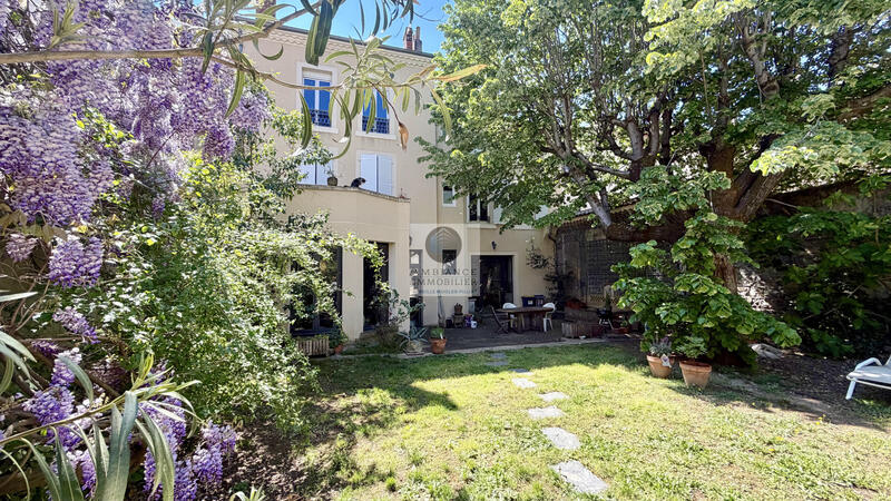 Maison - 303 m² - 10 pièces