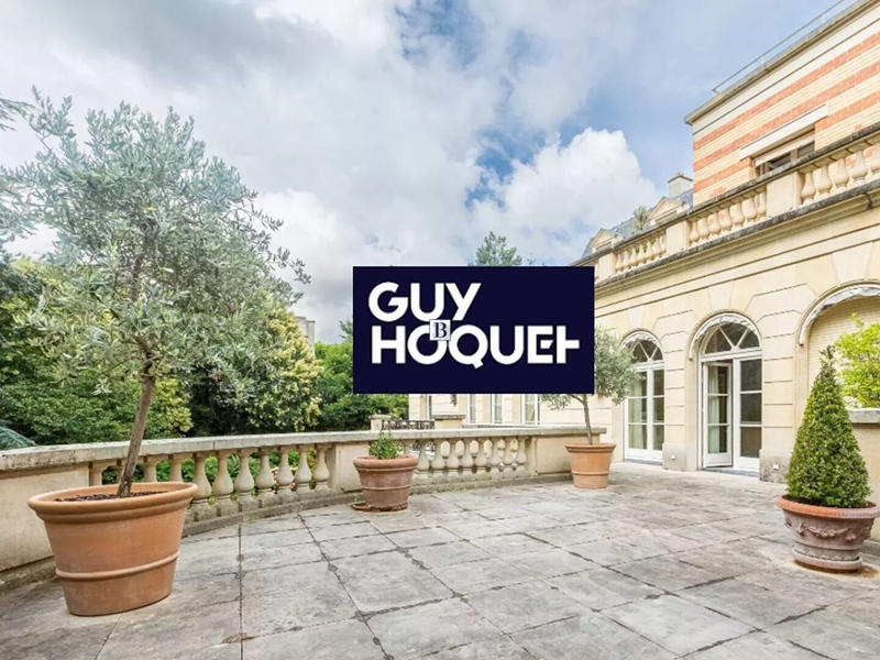 Maison - 1 061 m² - 12 pièces