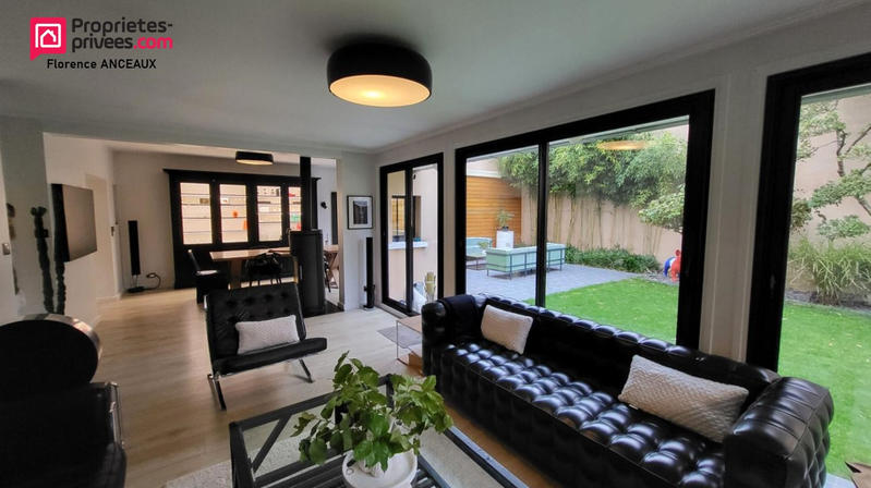 Maison - 305 m² - 10 pièces