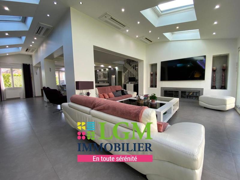 Maison - 220 m² - 6 pièces