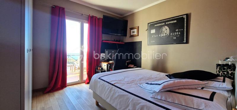 Maison traditionnelle - 241 m² - 6 pièces