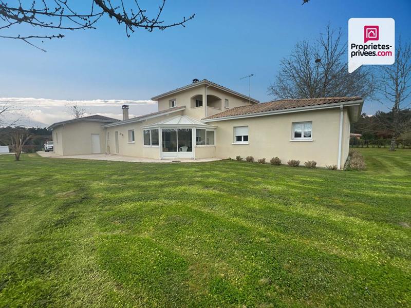 Maison - 221 m² - 8 pièces