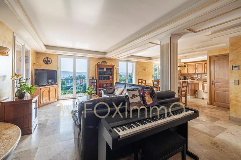 Maison - 240 m² - 8 pièces