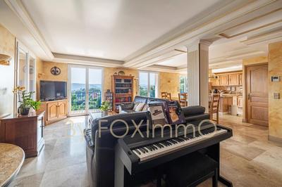 Maison - 240 m² - 8 pièces