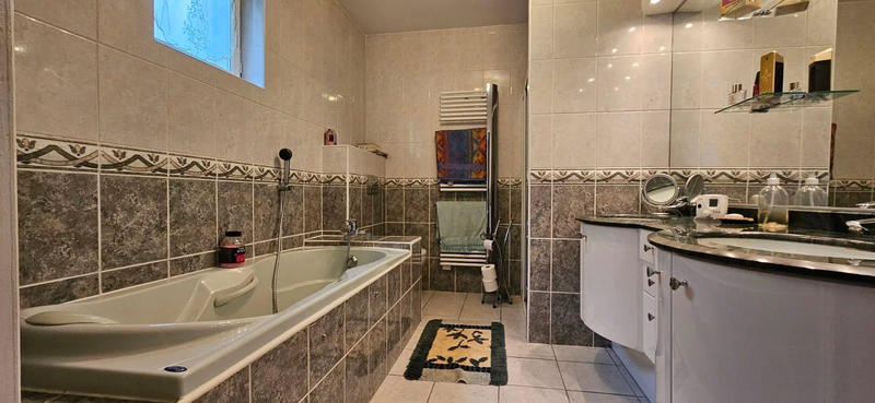 Maison - 220 m² - 7 pièces