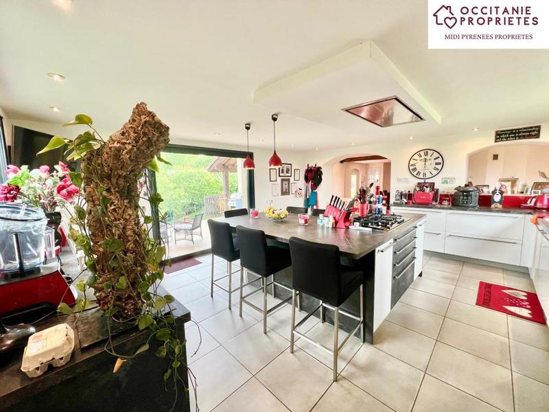 Propriété - 390 m² - 8 pièces