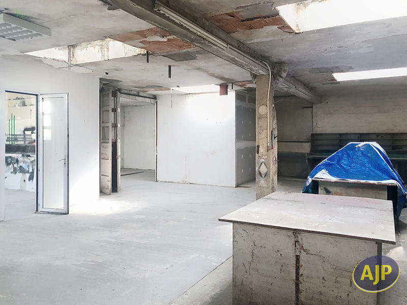Local d'activité / Entrepôt - 157 m²