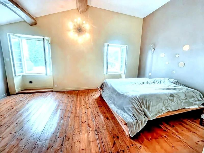 Maison - 225 m² - 8 pièces