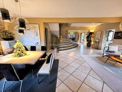 Maison - 254 m² - 10 pièces