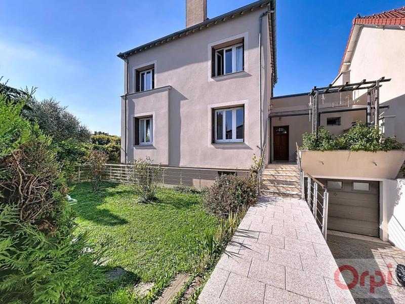 Demeure - 203 m² - 9 pièces