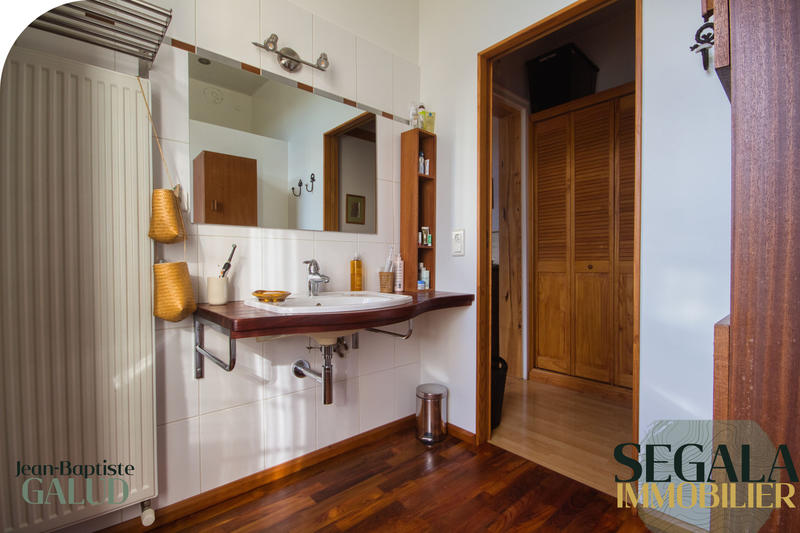 Maison - 210 m² - 6 pièces