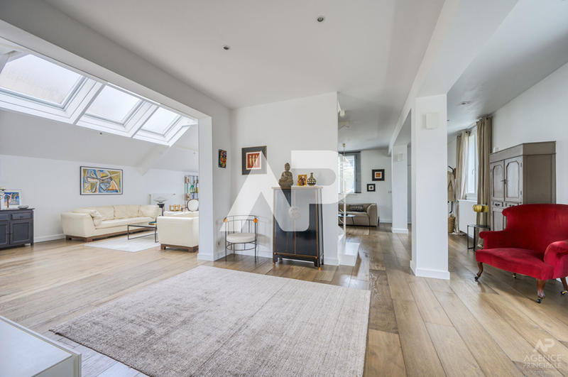 Maison - 240 m² - 6 pièces